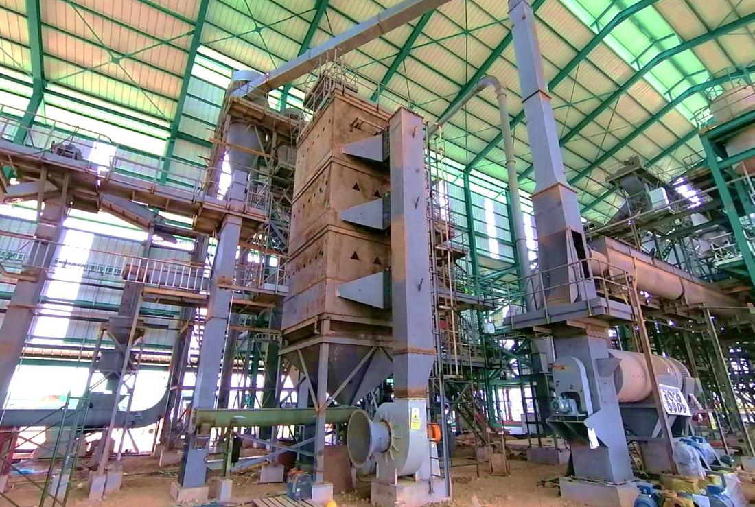 Escaleras y plataformas metálicas en planta industrial