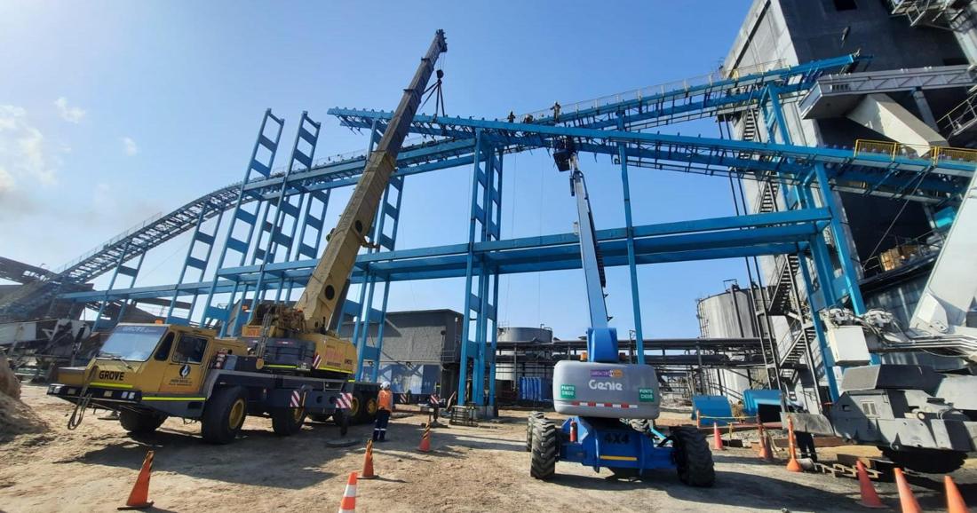 Montaje de estructuras metálicas con grúa